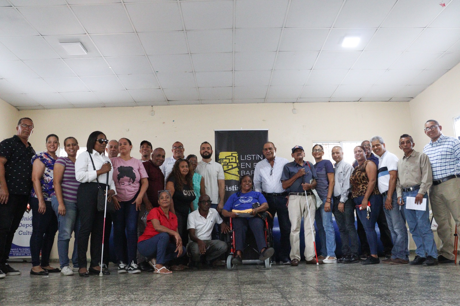 Dirigentes de Codonbosco y de organizaciones comunitarias de Villas Agrícola, junto a ejecutivos del LISTÍN DIARIO, durante el encuentro realizado en el Club Deportivo y Cultural Los Pioneros.