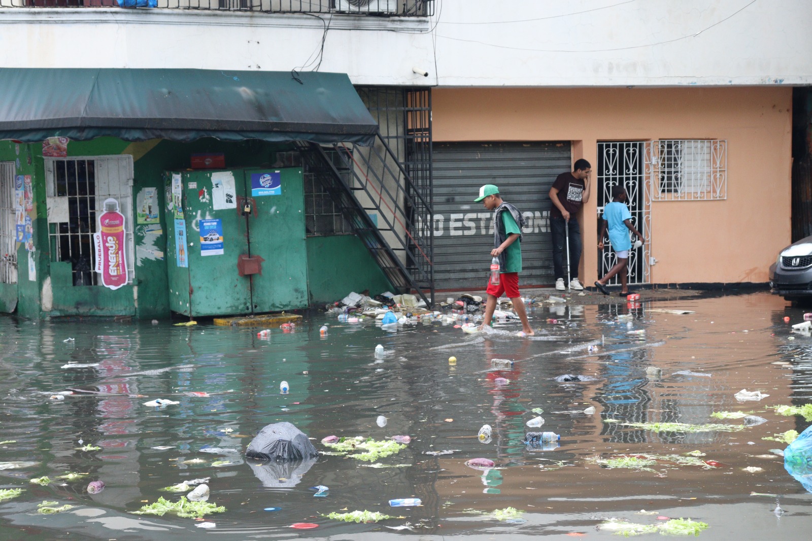 Con el más simple aguacero, a los vecinos y comerciantes se les dificulta acceder a sus viviendas y negocios.