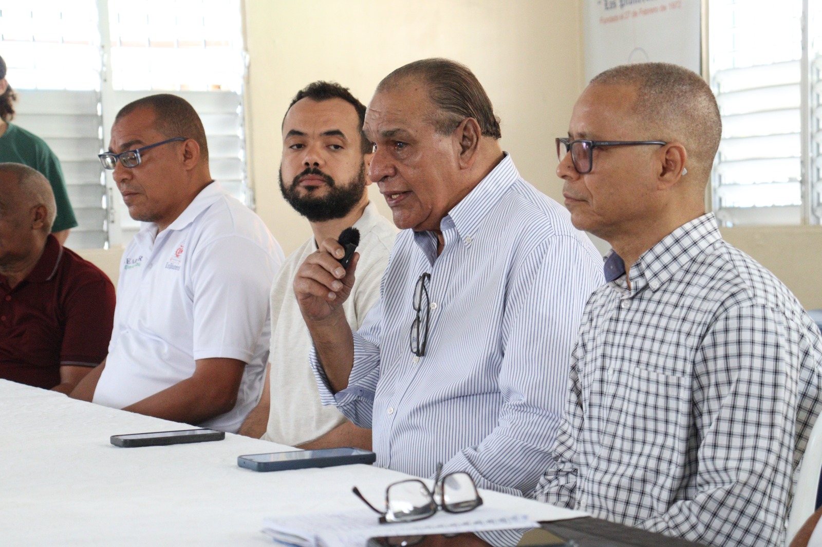 El director del LISTÍN DIARIO, Miguel Franjul; el editor en Jefe, Eduardo Thomas; el jefe de Redacción, Juan Salazar, y el presidente del Club Los Pioneros, Jairo Núñez.