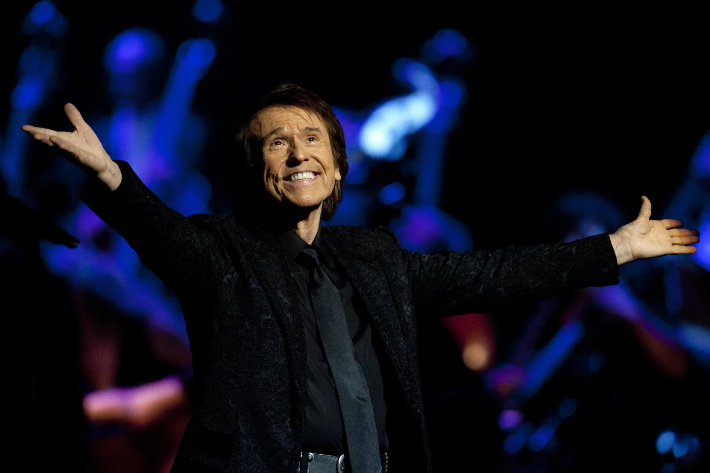 Raphael, cuyo nombre verdadero es Rafael Martos, nació en Linares, España, en 1943. Sus éxitos incluyen “Mi gran noche”, “Digan lo que digan”, “Qué sabe nadie” y “Escándalo”.