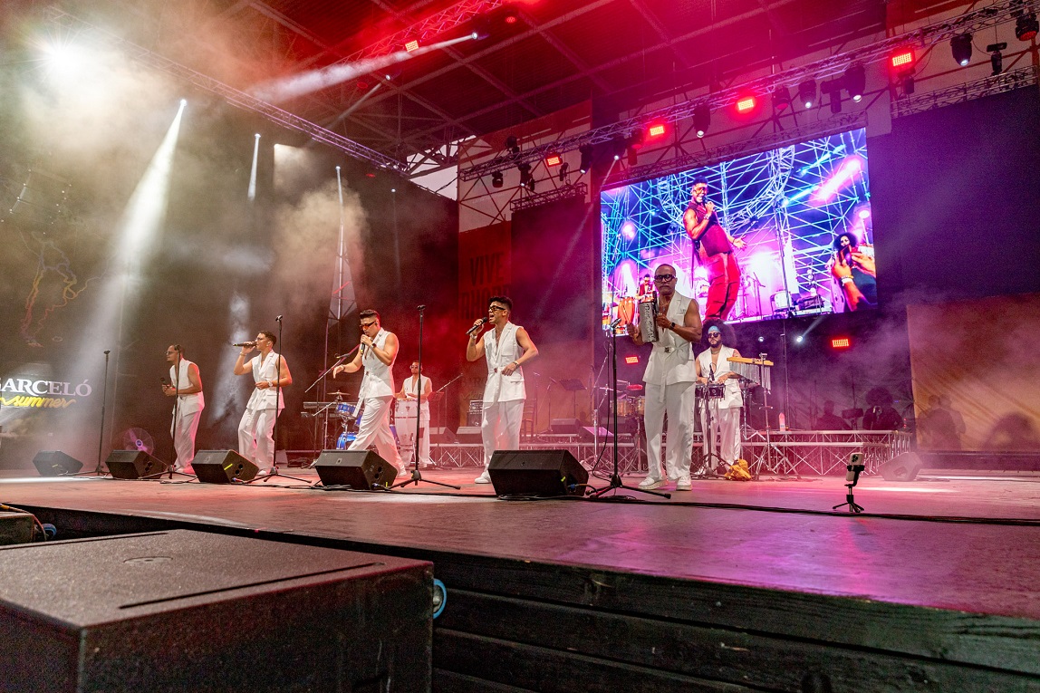 El Grupo Extra ofreció un show en el Milano Latin Festival ante más de 20,000 asistentes en la ciudad de Nápoles, Italia,