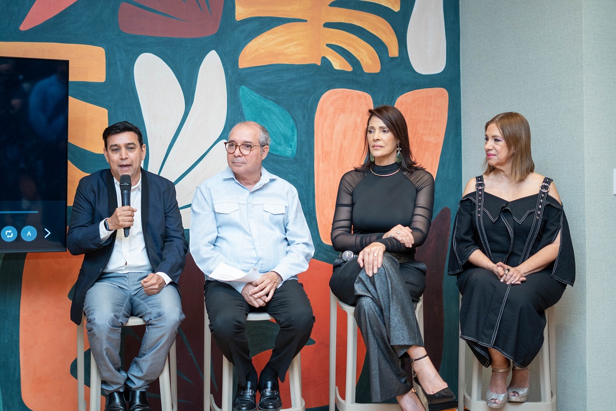 El productor Juancito Rodríguez, el relacionista público Henry Coradin y las primerísimas actrices Lumy Lizardo y Elvira Taveras durante encuentro de prensa de 