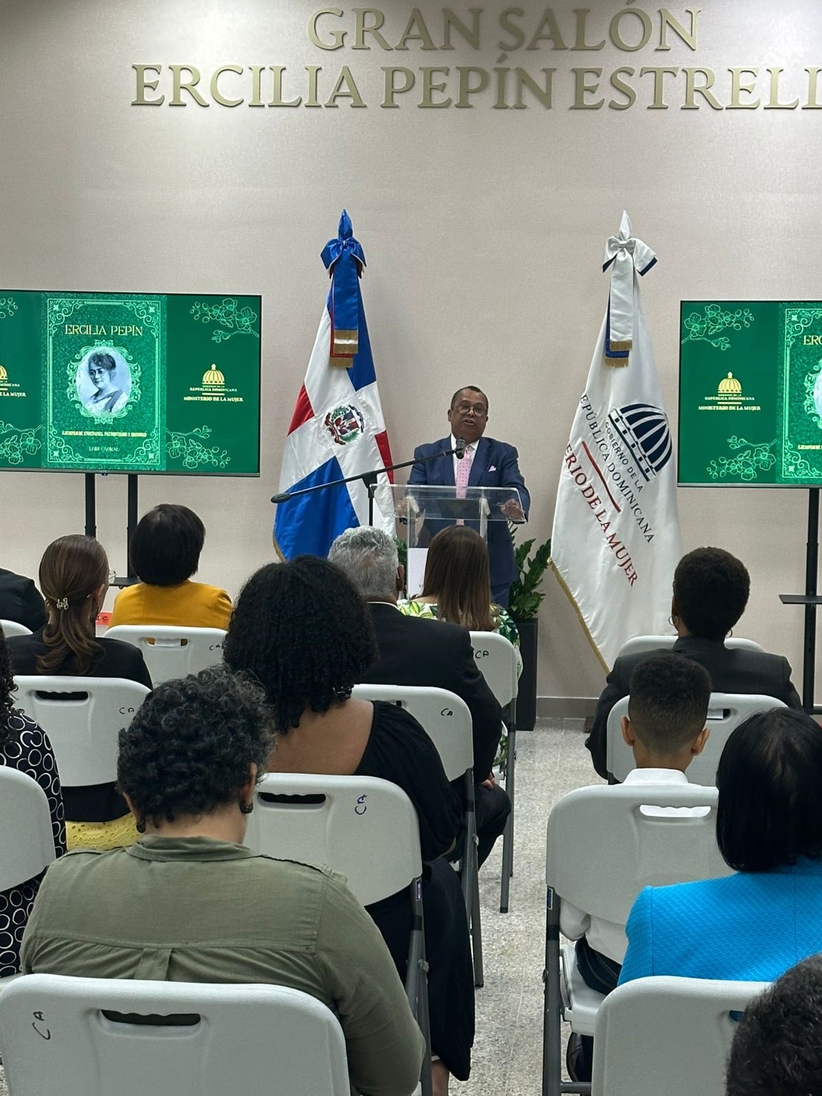 Euri Cabral cuando se dirigía a los presentes en el lanzamiento de su libro 