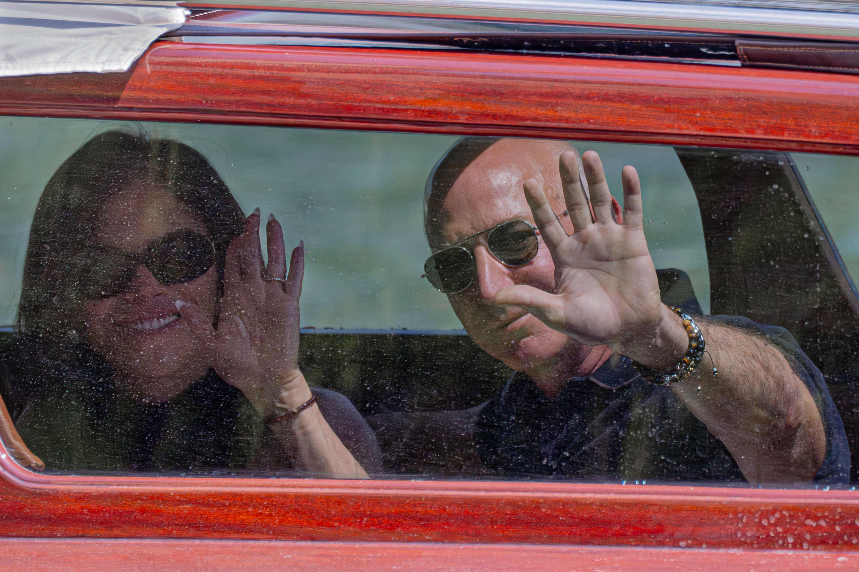 El multimillonario fundador de Amazon, Jeff Bezos (derecha), y Lauren Sanchez