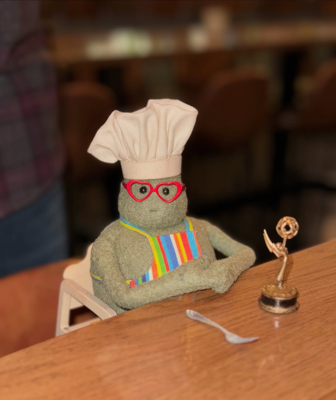 El Tiny Chef posando con su Premio Emmy