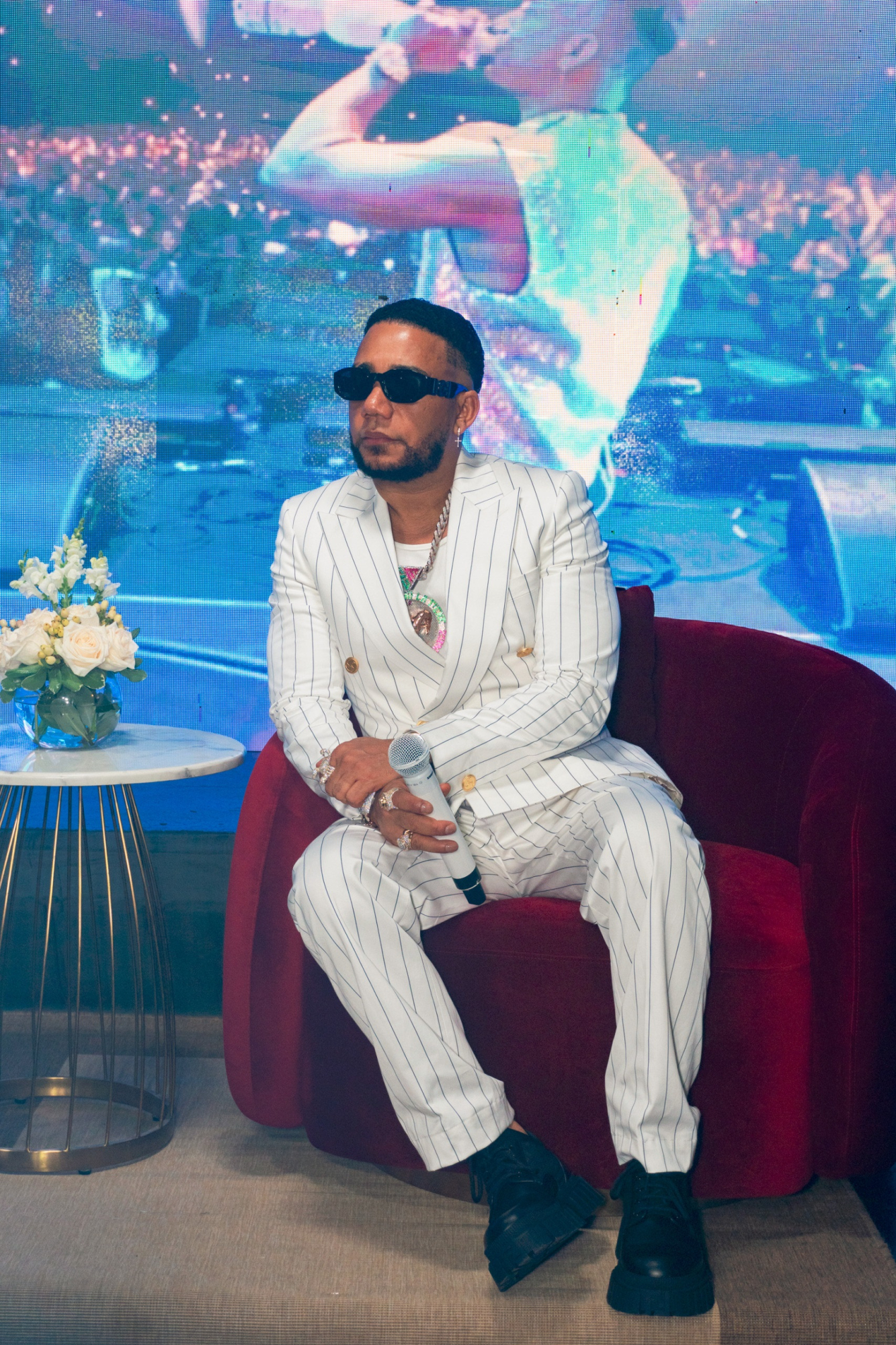 Elvis Martínez durante su encuentro con la prensa, en Lola Bar, Cocina, Afterwork. El artista se prepara para brindar dos noches memorables con su espectáculo “Un Camarón en la Gran Arena del Cibao”, los días 18 y 19 de julio.