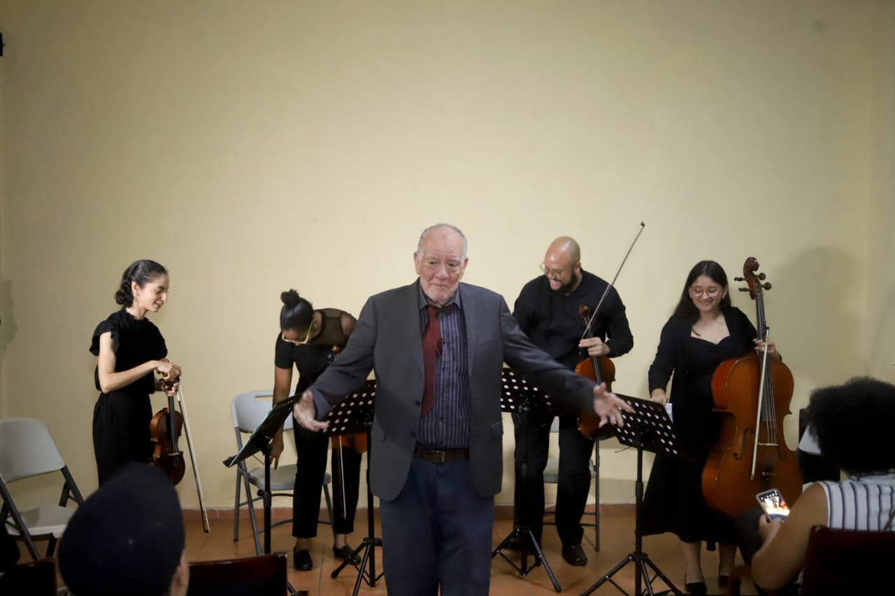 El maestro Darío Estrella cuya obra fue presentada por una banda de musica en la Logia Cuna de América.