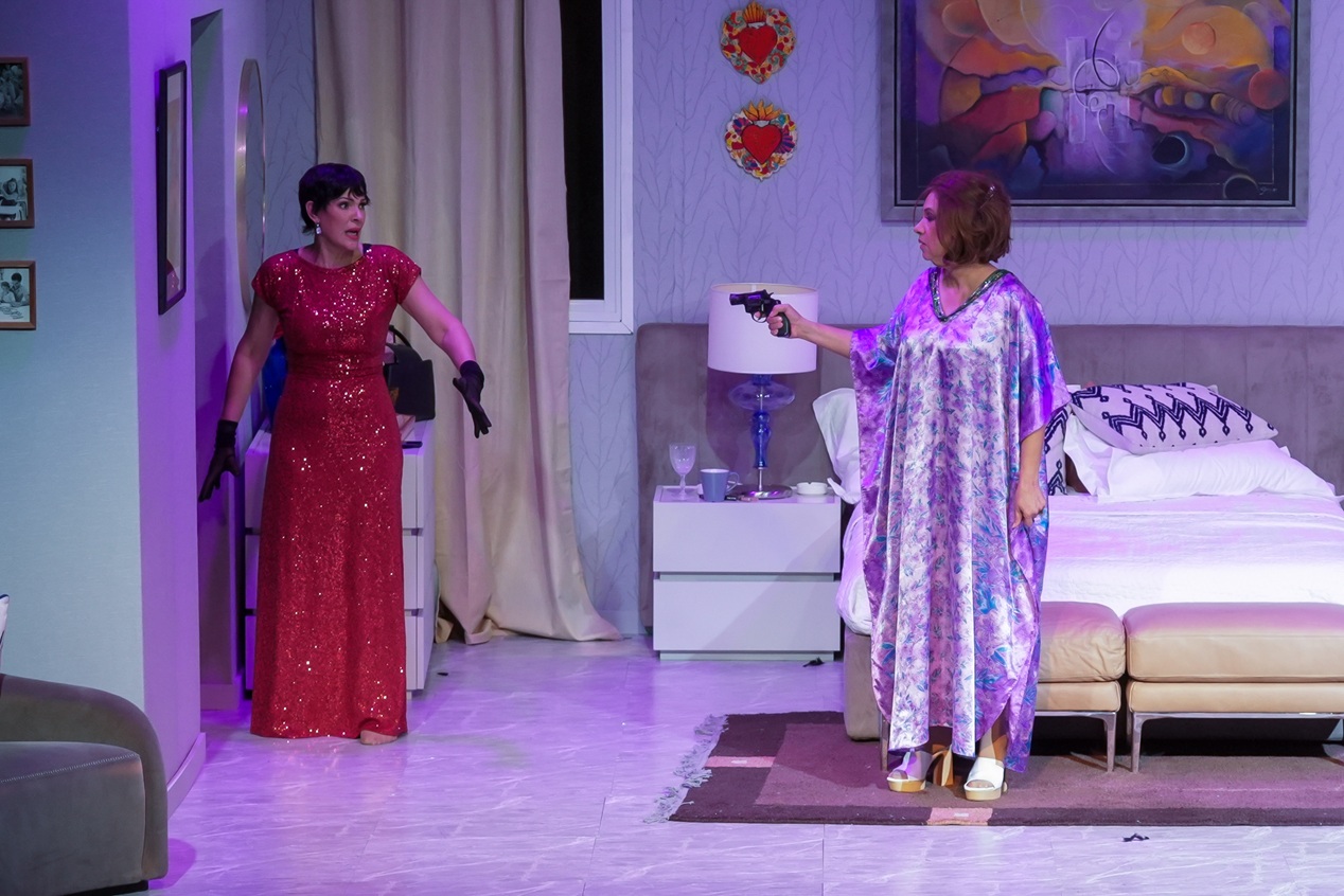 Lumy Lizardo y Elvira Taveras interpretan a Manuela y Marta, dos mujeres maduras, de contrapuestos caracteres, que se reencuentran al cabo de los años.