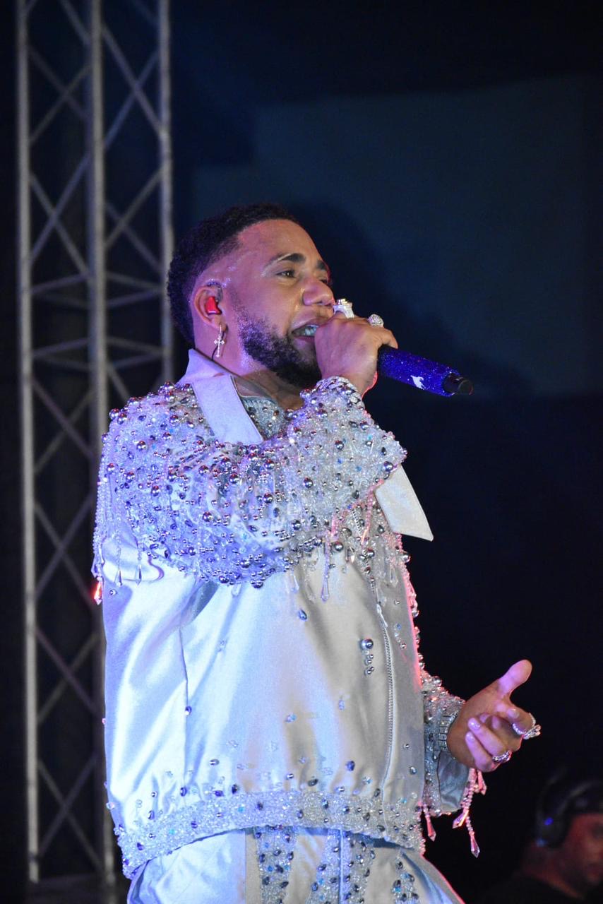 Elvis Martínez durante uno de sus dos conciertos en la Gran Arena del Cibao