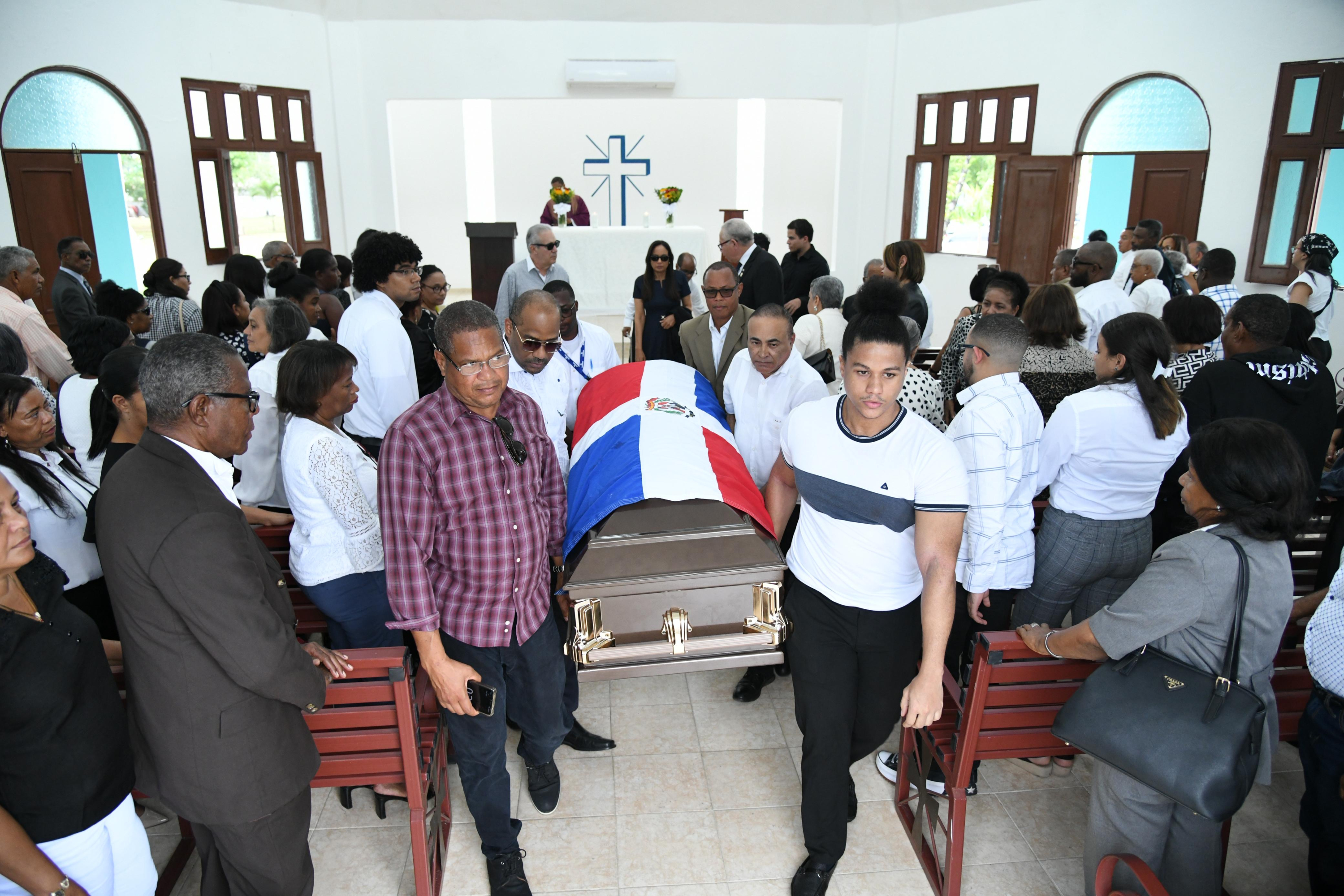 Féretro del cineasta dominicano René Fortunato