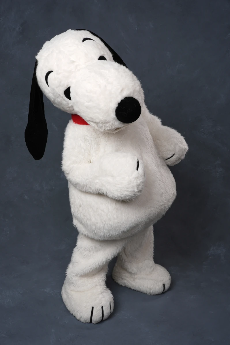 Una persona disfrazada del personaje Snoopy de 
