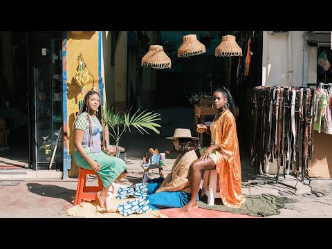 Covi Quintana - Temblor y Réplica | Visualizer Oficial
Dirigido por Maria Eliza Franco
Escúchala y guárdala en plataformas:
Sigue a Covi Quintana en:
Spotify: https://open.spotify.com/intl-es/artist/2sSqkk6j5gRa7MzeQqMfIN?si=sSJXKvIwQEGGc_-6aFDJ3A
Instagram: https://www.instagram.com/coviquintana
TikTok: https://www.tiktok.com/@coviquintana?lang=es-419
Facebook: https://www.facebook.com/coviquintana/?locale=es_LA
Letras
Me duele la cabeza de no verte
Mis ojos ven en blanco y negro desde que no vienes
El corazón en cama, en coma, casi muerto
Mis nervios ya no tiemblan como un flan
La sangre se me puso como un hielo
Los dedos de las manos no se mueven ya hace tiempo
Se me olvidó hasta hacer un sandwich de jamón y queso
No se apenas decir mi nombre entero, ay sin pensar en ti primero
Yo quisiera que fuera esto al revés
Yo tan fuego y tu dispuesta a quemarte de nuevo
Yo quisiera que fuera esto al revés
Yo un temblor de tierra y tú la réplica que en mi se queda
Los días solo me duran dos horas
Me dijo la psicóloga que de esta salgo loca
Yo ya no siento nada igual, aquí sin ti nada es igual
A veces hasta me cuesta respirar cuando me acuerdo que no estás
Yo quisiera que fuera esto al revés
Yo tan fuego y tu dispuesta a quemarte de nuevo
Yo quisiera que fuera esto al revés
Yo un temblor de tierra y tú la réplica que en mi
Yo un huracán y tú lo que volando llega
Yo el coco que se duerme en tu palmera
yo un apagón y tú el bombillo que me alerta
Yo abeja y tu la miel que me alimenta
tú mi cable a tierra
Yo quisiera que fuera esto al revés
Yo tan fuego y tu dispuesta a quemarte de nuevo
Yo quisiera que fuera esto al revés
Yo un temblor de tierra y tú la réplica que en mi
Compositor: Estefanía Covadonga Ruiz Quintana
©2025 COVI QUINTANA