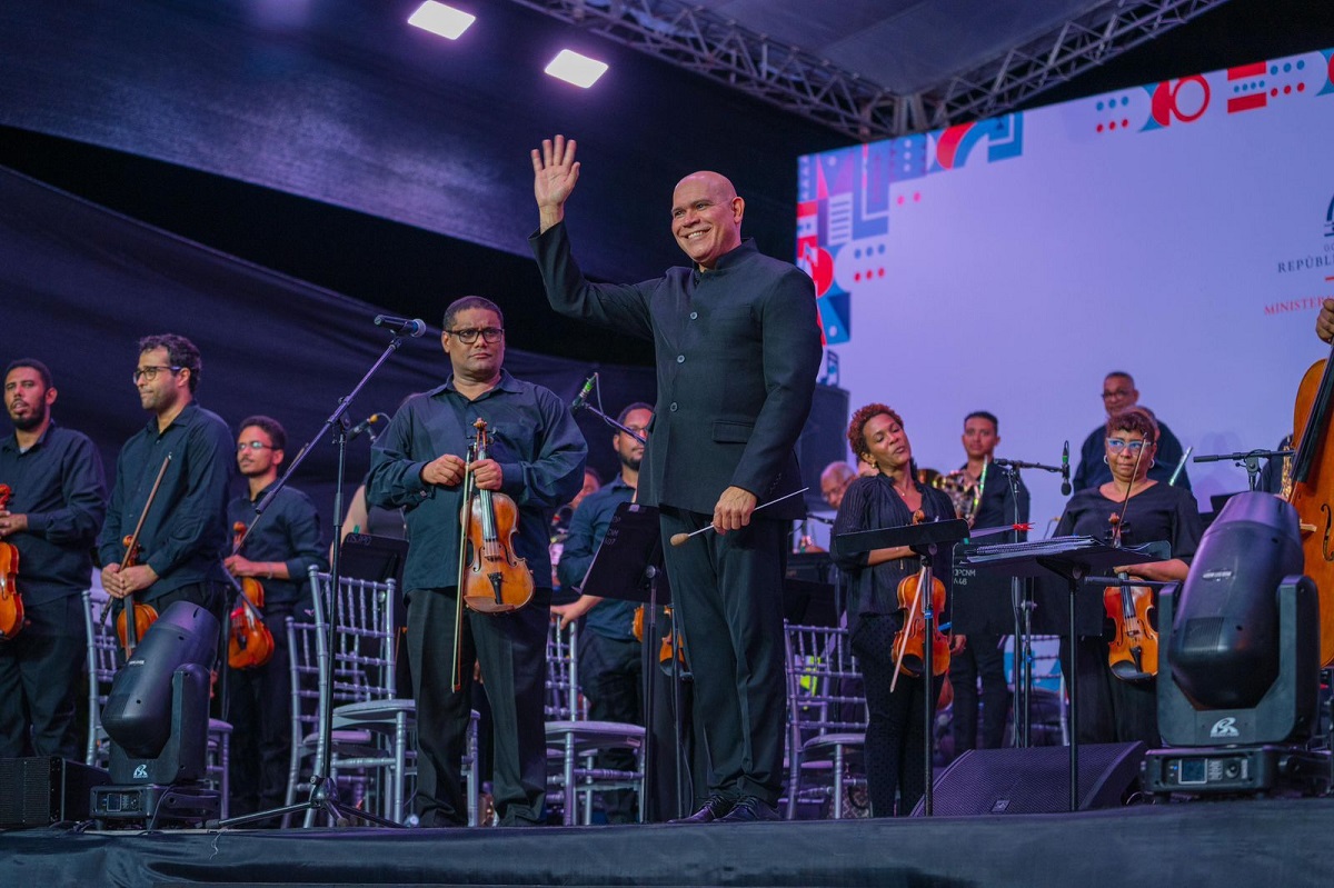 Amaury Sánchez saluda al público en Sosúa, donde se presentó el concierto de la Orquesta Filarmónica de Santo Domingo.