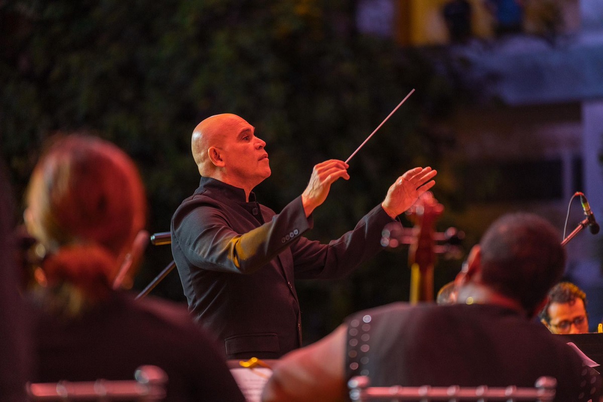 Amaury Sánchez dirigió la orquesta sinfónica que convocaron una multitud en Sosúa.