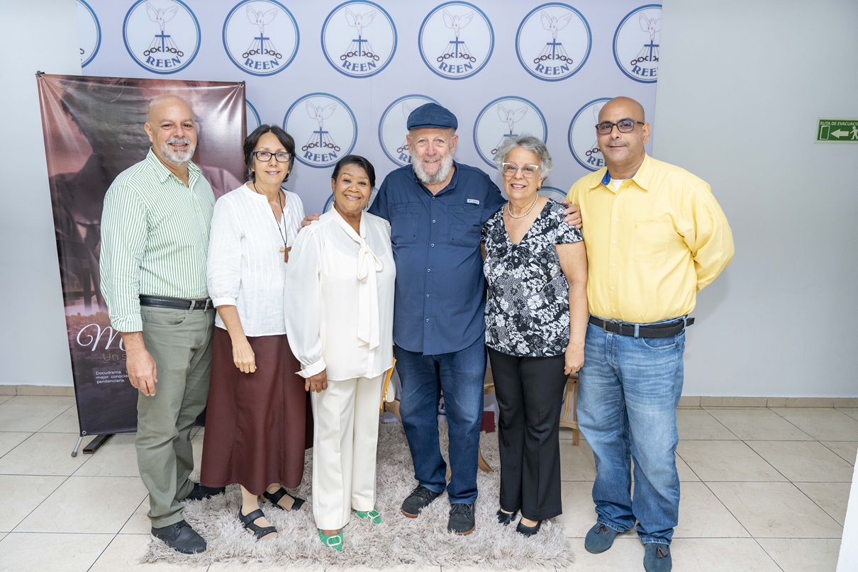 Desde la izquierda, Carlos Díaz, Graciela Díaz, Freddy Ginebra, Eudys Cordero, Pablo Casanova y Josefina Díaz durante la premier de 