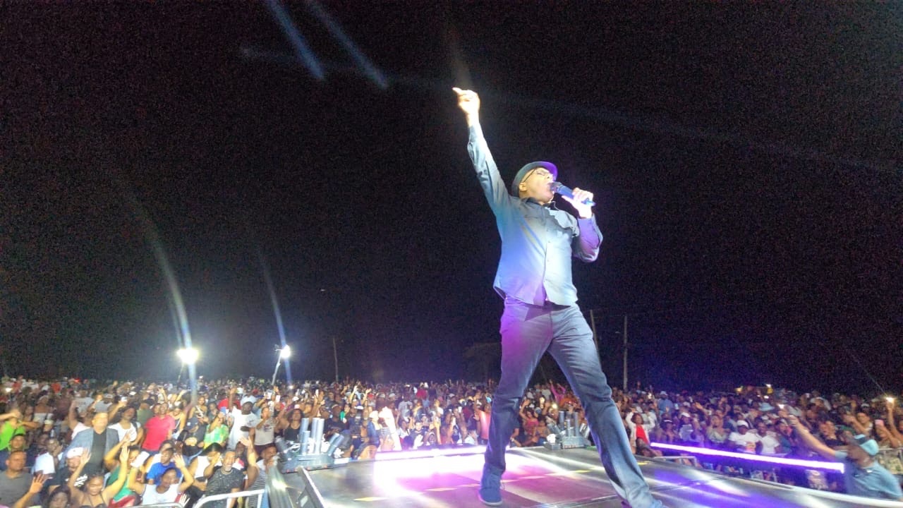 Ramón Orlando, uno de los veteranos del merengue que puso la multitud a bailar en 