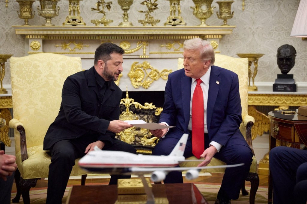 El presidente ucraniano, Volodymyr Zelenskyy (izq.), se reúne con el presidente estadounidense, Donald Trump (der.), en Washington D.C., Estados Unidos, el 19 de agosto de 2025.