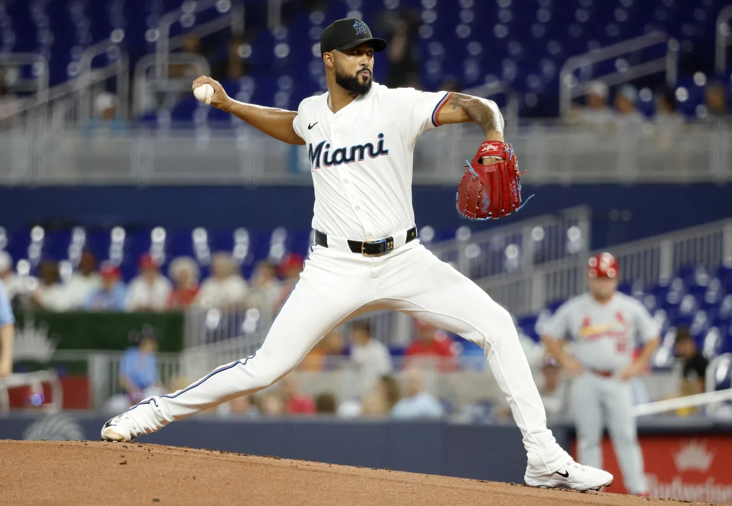 Sandy Alcántara lance lors de la première manche du match contre les Cardinals.