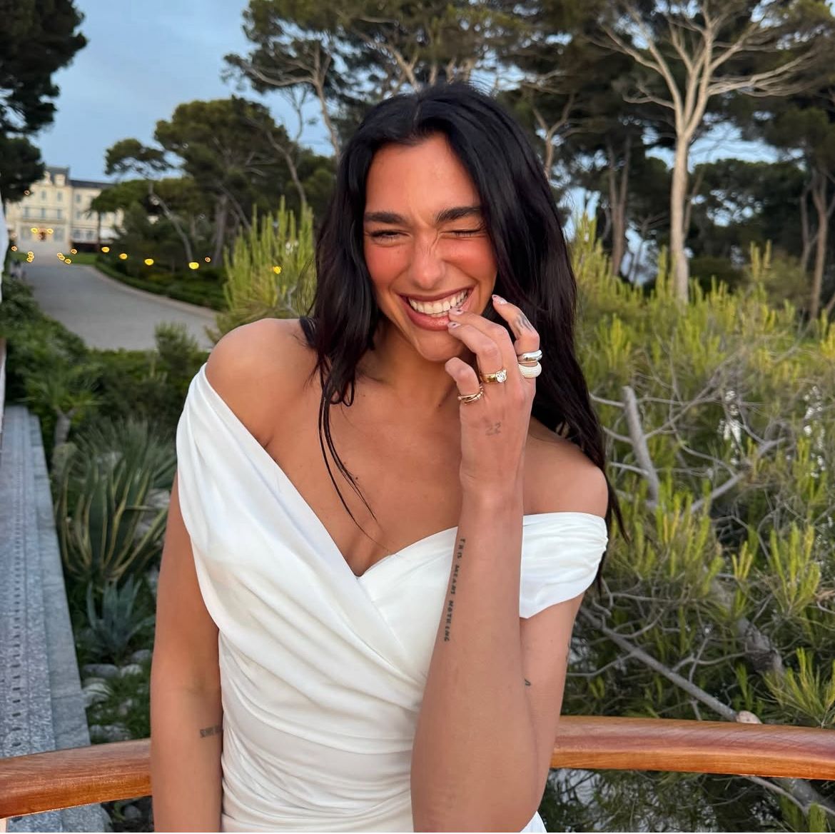 Dua Lipa se comprometió con su pareja, Callum Turner.