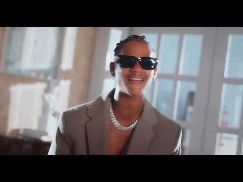 Letras 

Dime Por Qué Lloras 
Escuché decir que estás dudando de mi amor 
Sé que te han contado que soy como el zumbador 
Que vive picando de las flores la Mejor. 


Pero no es así
En mi vida existe una persona y eres tú 
La que me ha alumbrado siempre con su eterna luz 
Que puso sentido a esta vida de dolor.


Cómo olvidarte 
Cómo dejarte de amar 
Cómo olvidarte 
Sin ti no sé respirar.

Eres tú mi reina mi reina mi reina 
Mi linda princesa  
La que beso a cada instante 
Cuando quiera.

Eres tú mi reina mi reina mi reina 
Mi linda princesa  
La que no puedo olvidar 
Aunque quiera. Aunque quiera.

Porque fuiste tú 
Quien me dio los besos cuando los necesité 
Mi vaso de agua cuando más tenía sed
Y me dio un abrazo cuando solo me encontré.

Porque fuiste tú 
Que supo curar la herida de mi corazón 
Y pudo sanarme para siempre del dolor 
Y si te me fueras voy a perder el control. 

Cómo olvidarte 
Cómo dejarte de amar 
Cómo olvidarte 
Sin ti no sé respirar.

Eres tú mi reina mi reina mi reina 
Mi linda princesa  
La que beso a cada instante 
Cuando quiera.

Eres tú mi reina mi reina mi reina 
Mi linda princesa 
La que no puedo olvidar 
Aunque quiera. Aunque quiera.

CRÉDITOS

Compositor: MARTÍN AQUINO 

Arreglistas: Wilson Quevedo y Mikey Touch 

Grabación: (Guira, Bongós, Bass y Sintetizador) Mayinbito

Guitarras: Mikey Touch 

Ingeniero de Mezcla y Mastering: Engels Rock

Productora: Imagic Pictures Inc 

Director: Manuel Paulino
 
Productor: René capellán 

Modelo: Laura Reyes 

Colaborador: Felix Ernan Angulo Borja