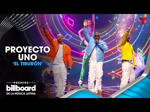 Video oficial de Telemundo Entretenimiento. La agrupación estadounidense Proyecto Uno celebraron su 35 aniversario con su éxito 'El Tiburón' en los Premios Billboard de la Música Latina 2024.

Descarga nuestra App:
https://telemundo.app.link/Mtq7sTKAUtb

SUSCRÍBETE: https://bit.ly/TLMDEntretenimientoYT

Premios Billboard de la Música Latina 2024
Premios Billboard de la Música Latina, el galardón más prestigioso de la industria musical reúne a sus figuras más influyentes en un encuentro donde temas e intérpretes son los protagonistas.

Telemundo
Es una empresa de medios de primera categoría, líder en la industria en la producción y distribución de contenido en español de alta calidad a través de múltiples plataformas para hispanos en los Estados Unidos y alrededor del mundo. La cadena ofrece producciones dramáticas originales de Telemundo Studios – el productor #1 de contenido en español de horario estelar – así como contenido alternativo, películas de cine, especiales, noticias y eventos deportivos de primer nivel, alcanzando el 94% de los televidentes hispanos en los Estados Unidos en 210 mercados a través de 17 estaciones propias y 57 afiliadas de TV abierta. Telemundo también es propietaria de WKAQ, una estación de televisión local que sirve en Puerto Rico. Telemundo es parte de NBCUniversal Telemundo Enterprises, una división de NBCUniversal, una de las compañías líderes en el mundo de los medios y entretenimiento. NBCUniversal es una subsidiaria de Comcast Corporation.

SÍGUENOS EN INSTAGRAM: https://bit.ly/TelemundoRealitiesIG
SÍGUENOS EN X: https://bit.ly/TelemundoRealitiesTW 
DANOS ME GUSTA EN FACEBOOK: https://bit.ly/TelemundoRealitiesFB 

#TelemundoEntretenimiento #Billboards2024 #ProyectoUno

Proyecto Uno celebra su 35 aniversario con 'El Tiburón' | Premios Billboard 2024
https://www.youtube.com/user/TLMDentretenimiento
