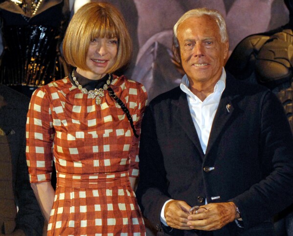 Anna Wintour y Giorgio Armani posan para una foto en el Museo Metropolitano de Nueva York. (Foto AP/Giuseppe Gualtieri)