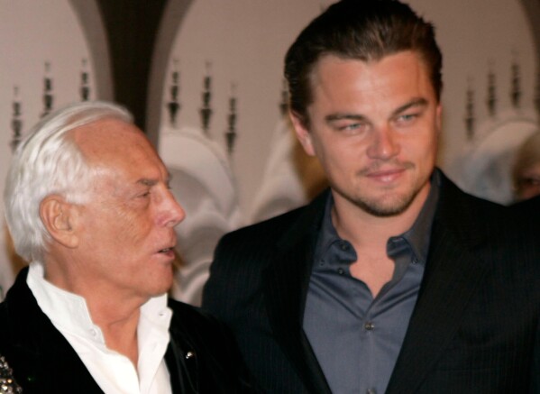 Leonardo DiCaprio posa con Giorgio Armani a su llegada al desfile de Armani Privé previo a los Oscar en Beverly Hills, California, el 24 de febrero de 2007. (Foto AP/Matt Sayles)
