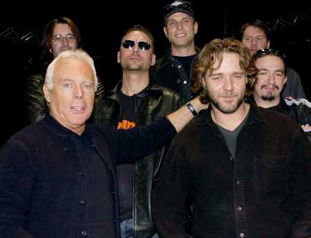 Russell Crowe, a la derecha, se reúne con Giorgio Armani antes de un concierto benéfico para 