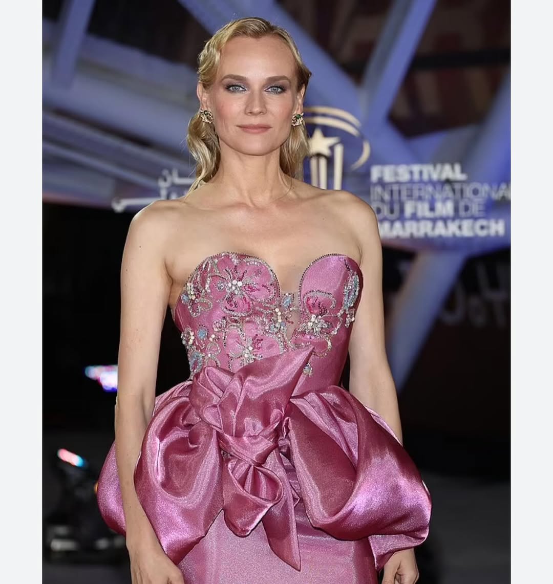 Diane Kruger luciendo un vestido de Giorgio Armani.