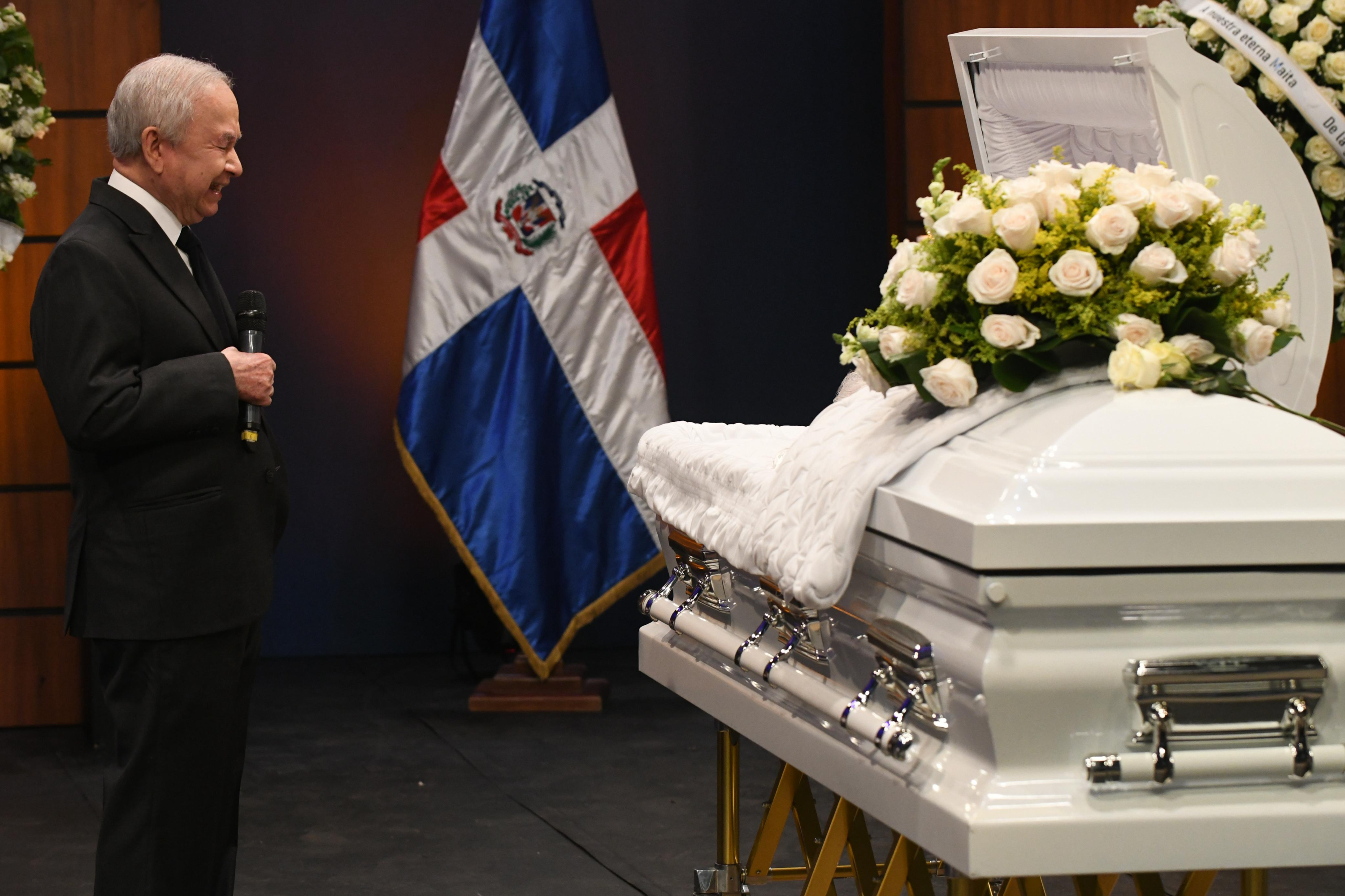 Ellis Pérez llora frente al ataúd de María Cristina Camilo.