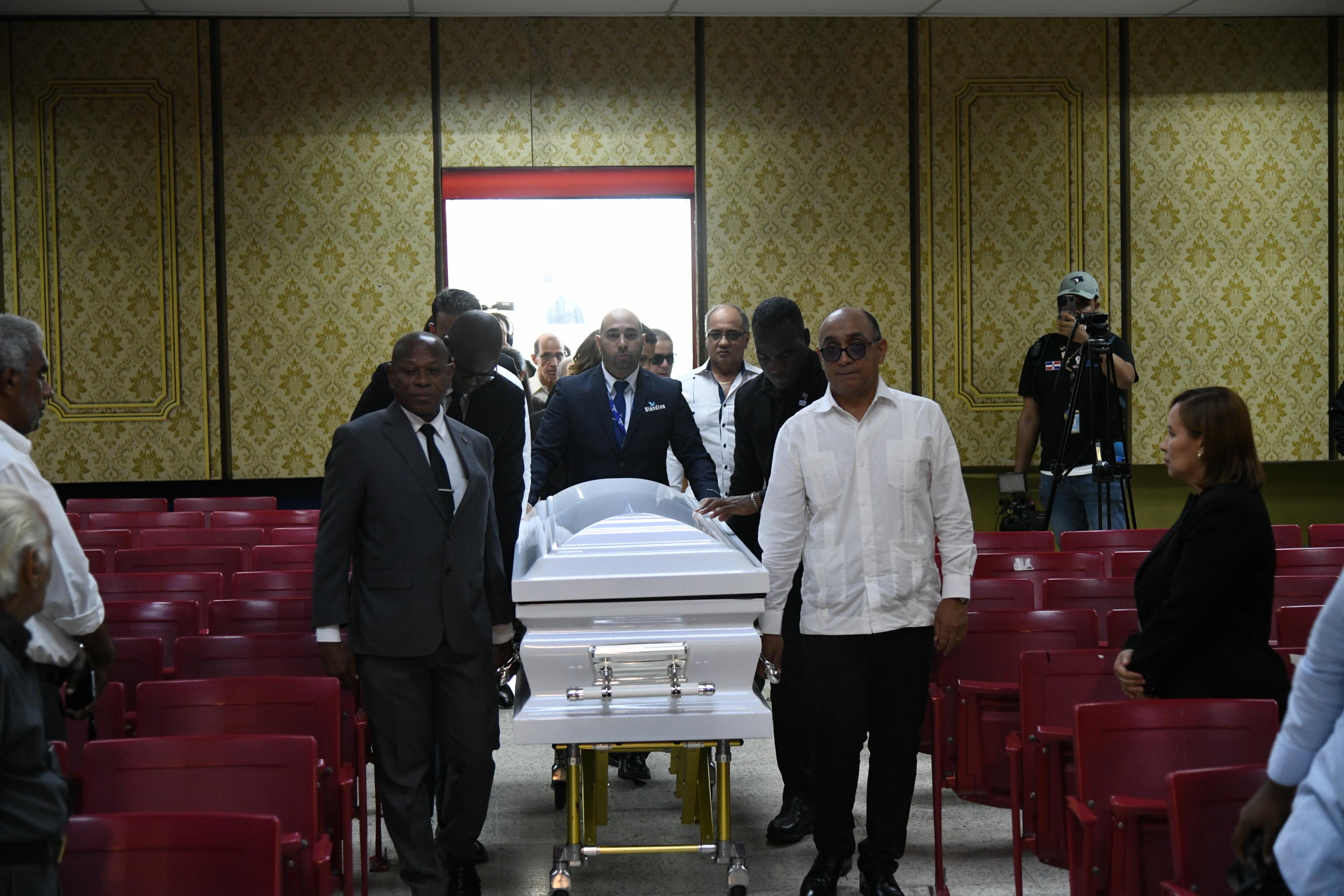 Féretro con restos de María Cristina Camilo llega a RTVD para homenaje póstumo.