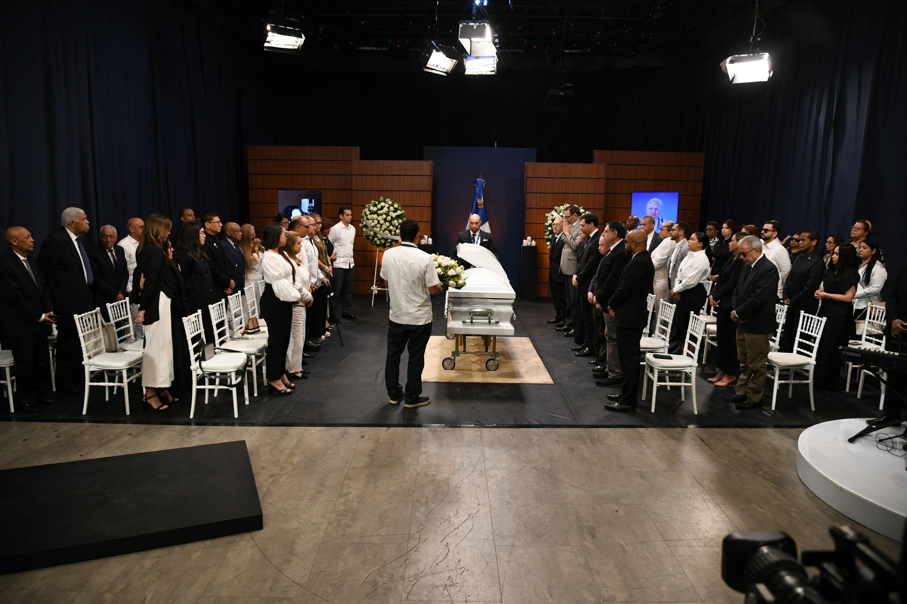 Vista del estudio de RTVD (canal 4) durante el homenaje a María Cristina Camilo.