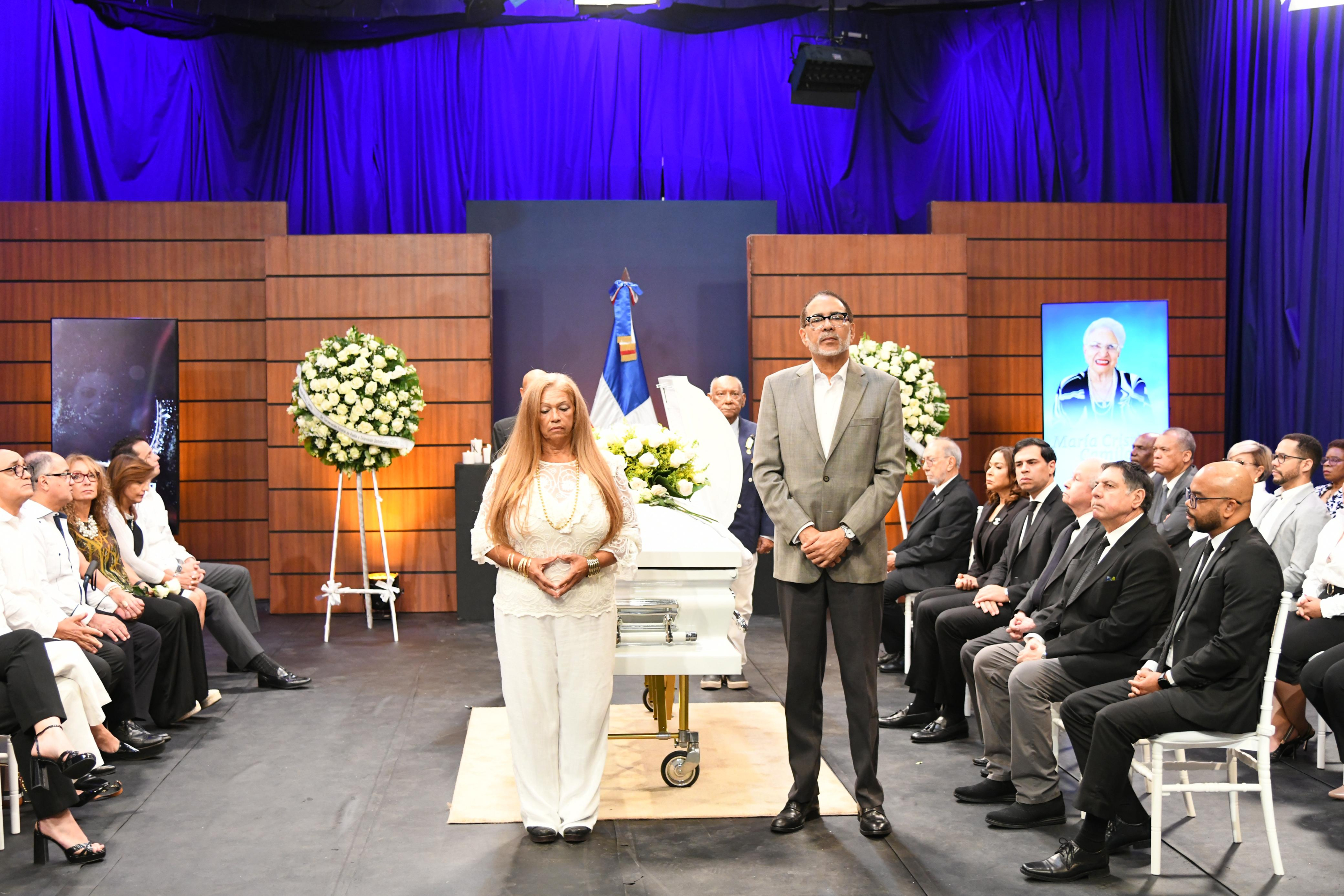 Locutores hicieron la última guardia de honor durante el homenaje a María Cristina Camilo en RTVD.