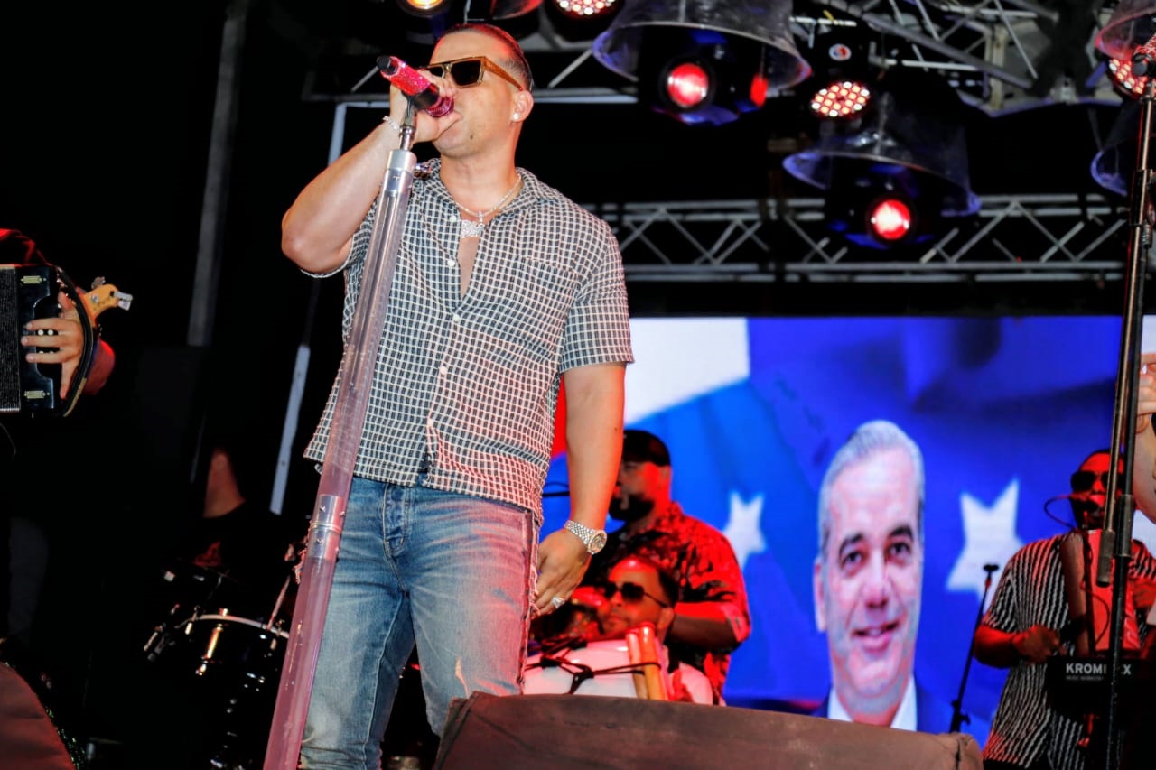 El Blachy durante su presentación en Imbert, Puerto Plata.