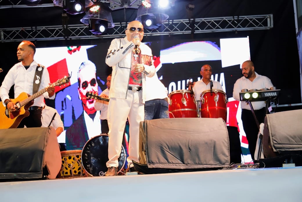 Teodoro Reyes fue la propuesta bachatera que generó una gran algarabía entre los presentes en el parque de Imbert.