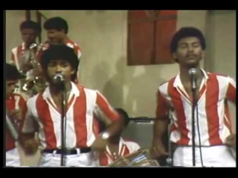 ROBERT JEANDOR Y SU ORQUESTA - Aqui vemos a nuestro querido Robert Jeandor Y Su Orquesta durante una de sus presentaciones en la television Dominicana.  Este artista es nativo de Aruba, sin embargo se radico en la Republica Dominicana y adopto sus tradiciones, su cultura y su musica, en este caso el merengue. Trabajo con varias orquestas de renombre tales como JOHNNY VENTURA y Los Hijos Del Rey. Tambien participo en la produccion musical de JUAN LUIS GUERRA 