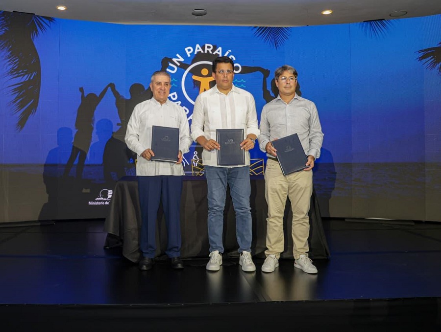 El acuerdo sobre turismo accesible fue firmado por el ministro Collado y por los empresarios  Andres Fernández y Rafael Blanco.