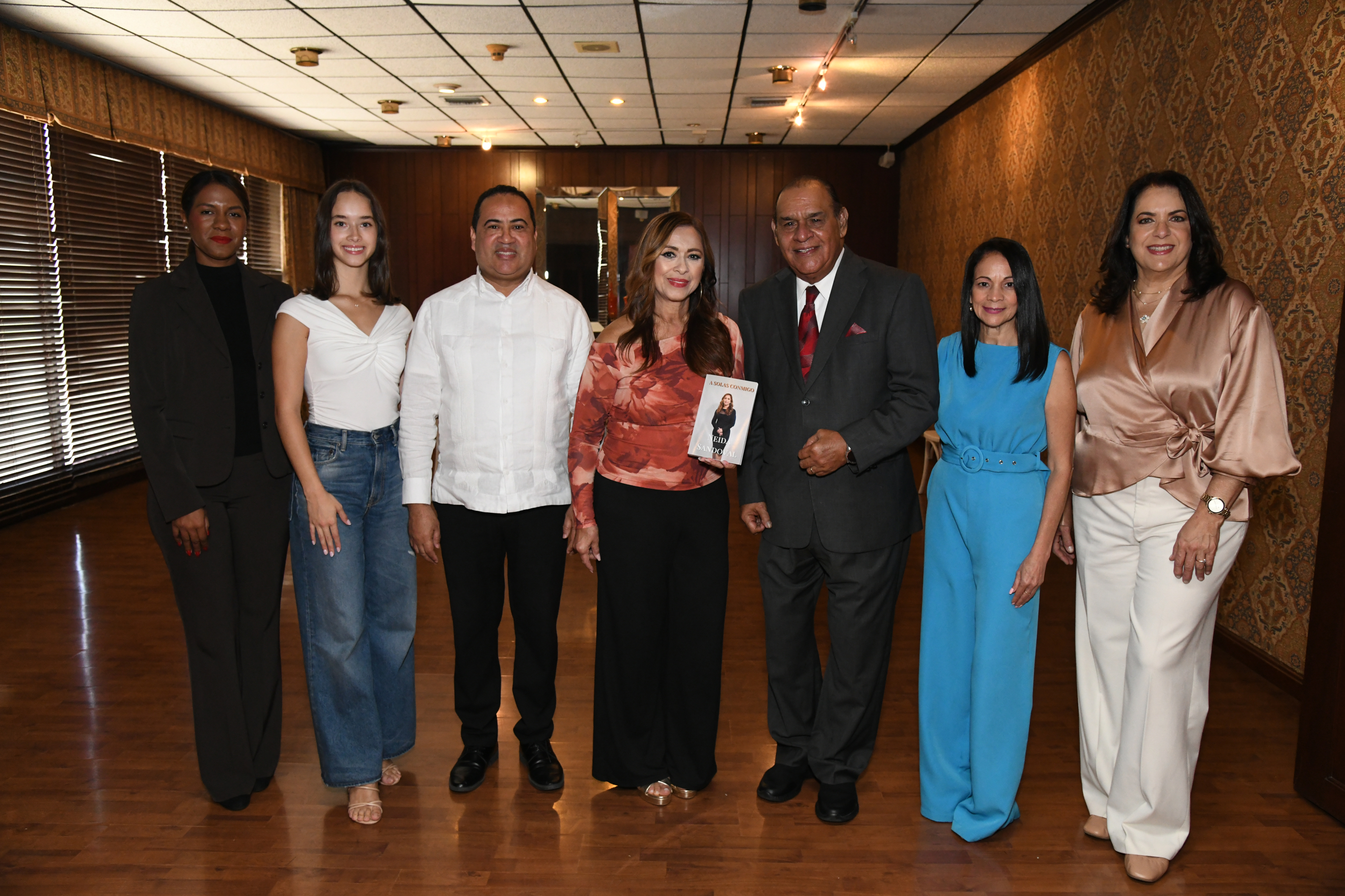 Desde la izquierda, Yerlendy Abad, Ali Cochran Sandoval, Ramón Almánzar, Neida Sandoval, Miguel Franjul, Marta Queliz y Saraida De Marchena durante la visita de la comunicadora a Listín Diario.