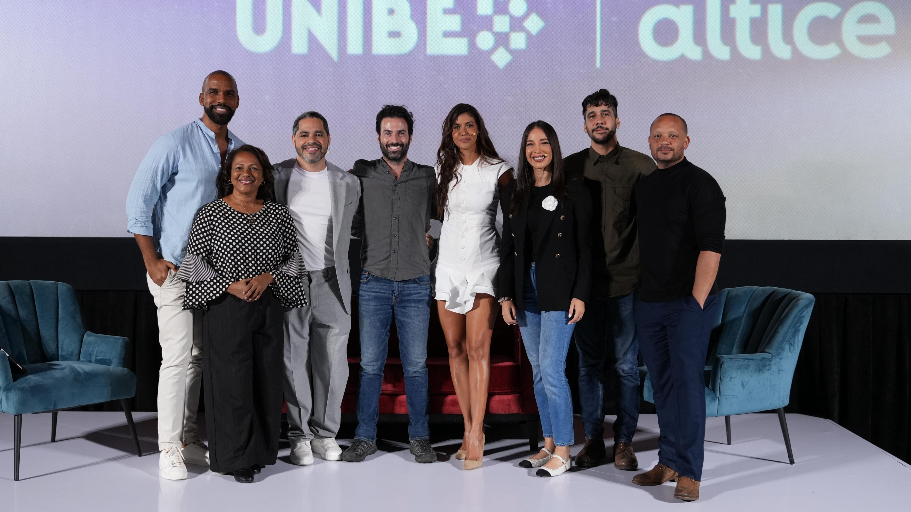 Pablo Cruz, al centro junto a Danilo Reynoso y Evelyna Rodríguez y otros actores y productores durante la jornada de Smarfilms Dominicana. FUENTE EXTERNA