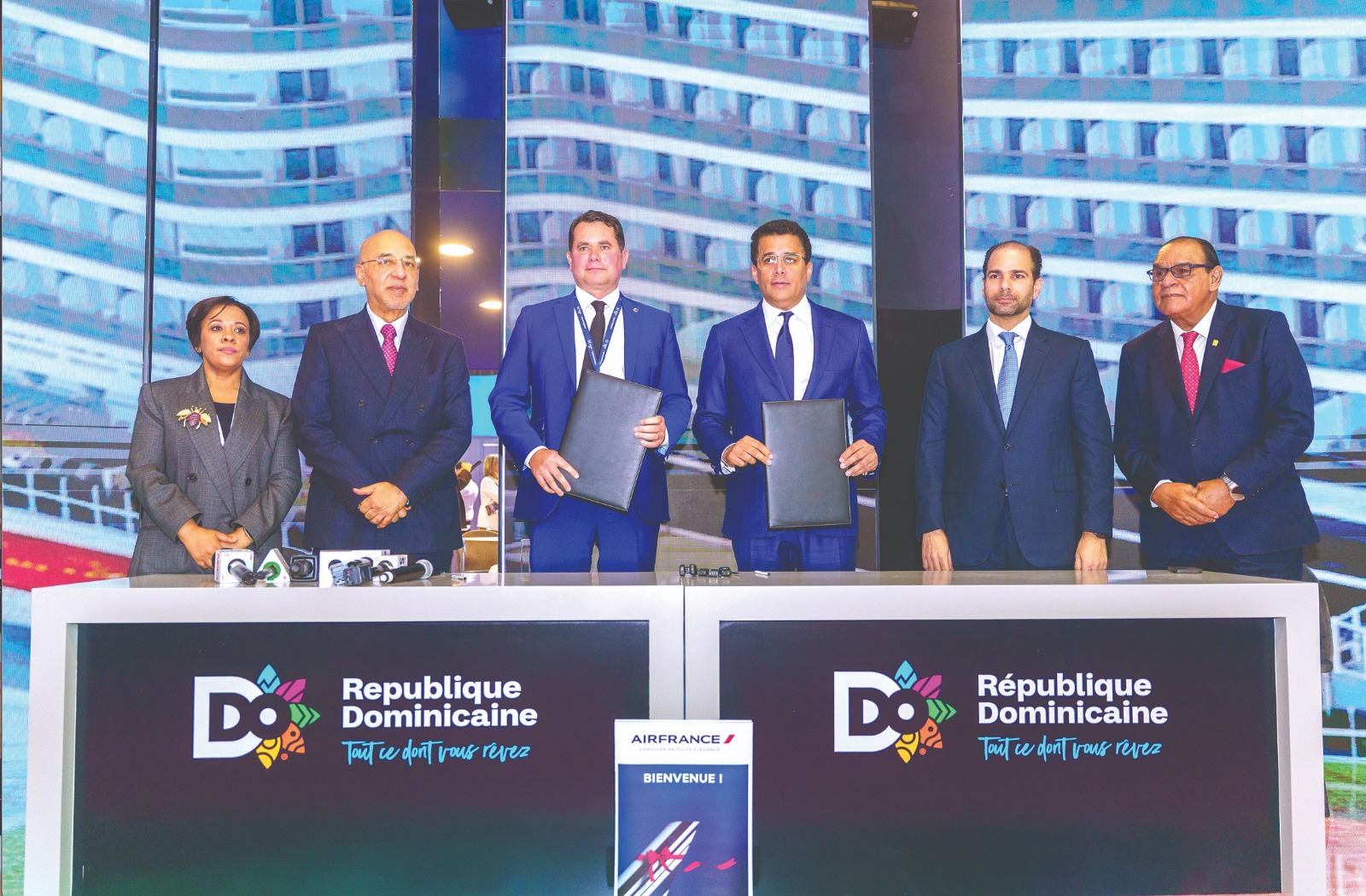 Fréderic Descours, de Air France, y el ministro David Collado, junto a Frank Elías Rainieri, presidente del Grupo Punta Cana, y los ejecutivos de medios, Alba Nelly Familia, Aníbal de Castro y Miguel Franjul.