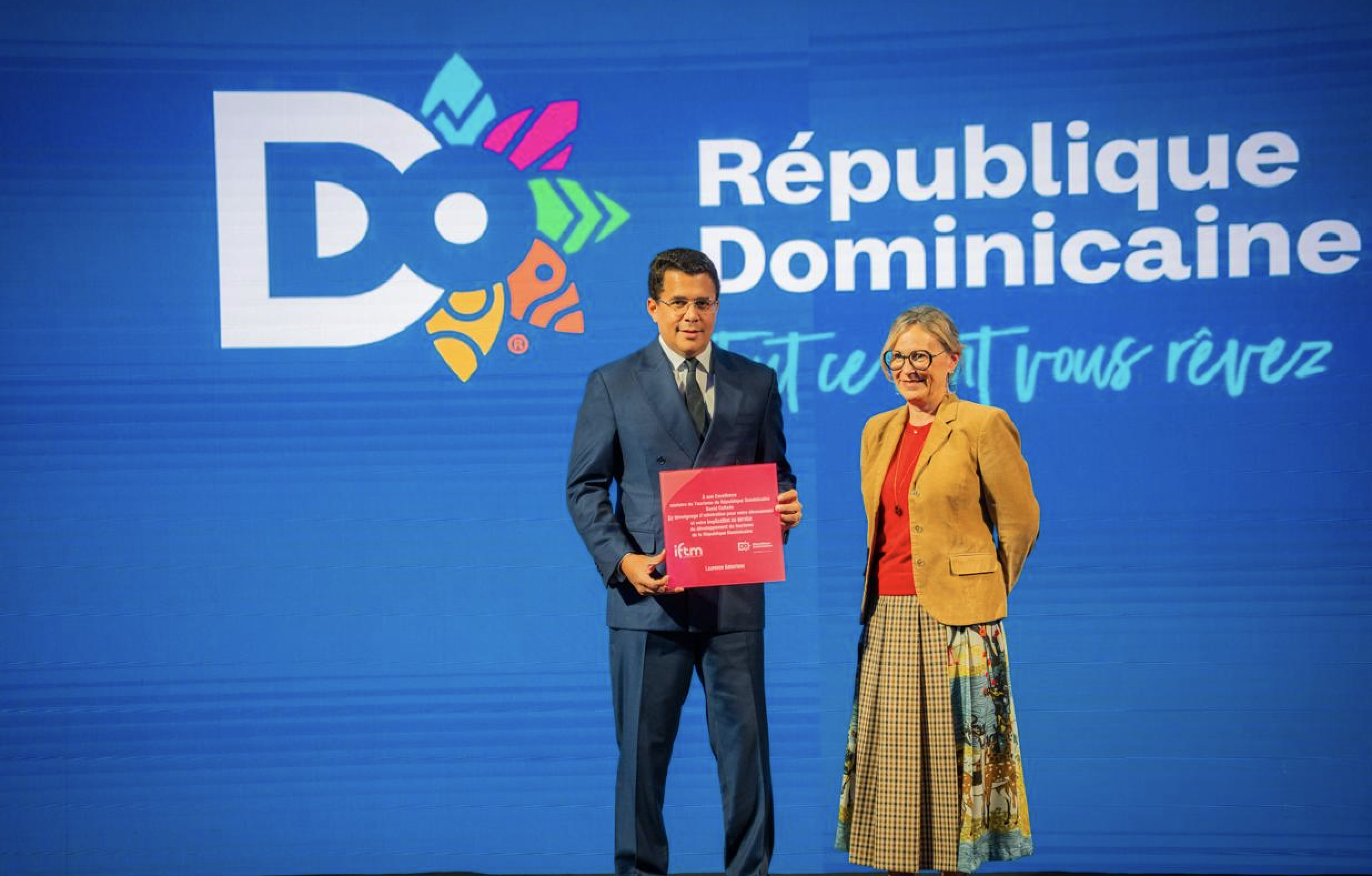 El ministro David Collado cuando recibía el reconocimiento de la presidenta de IFTM Top Resa 2025, Laurence Gaborieau, por sus aportes al turismo.