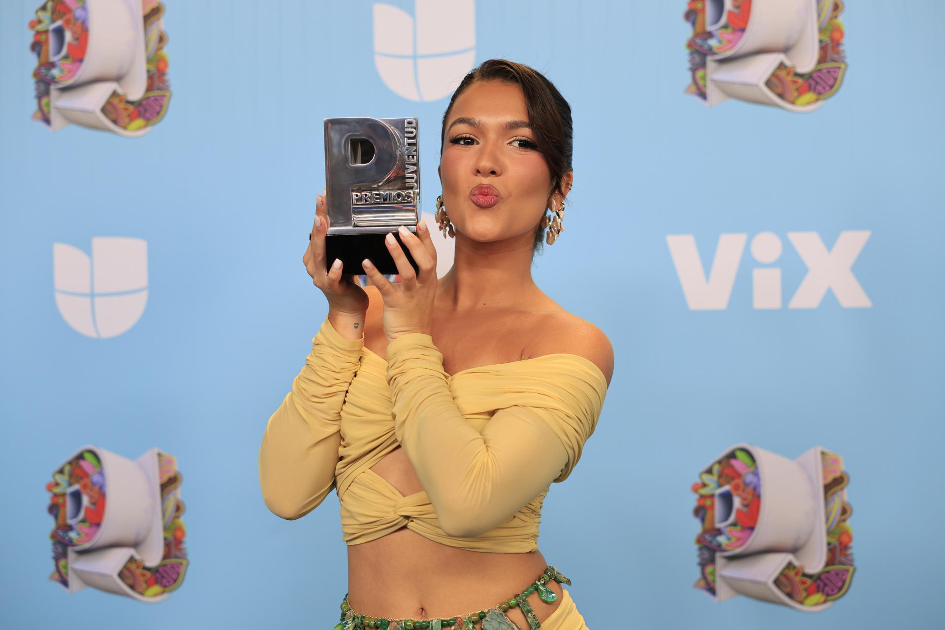Jessica Judith posa con el premio Creator del año durante los Premios Juventud el jueves 25 de septiembre 2025, en Panamá.
