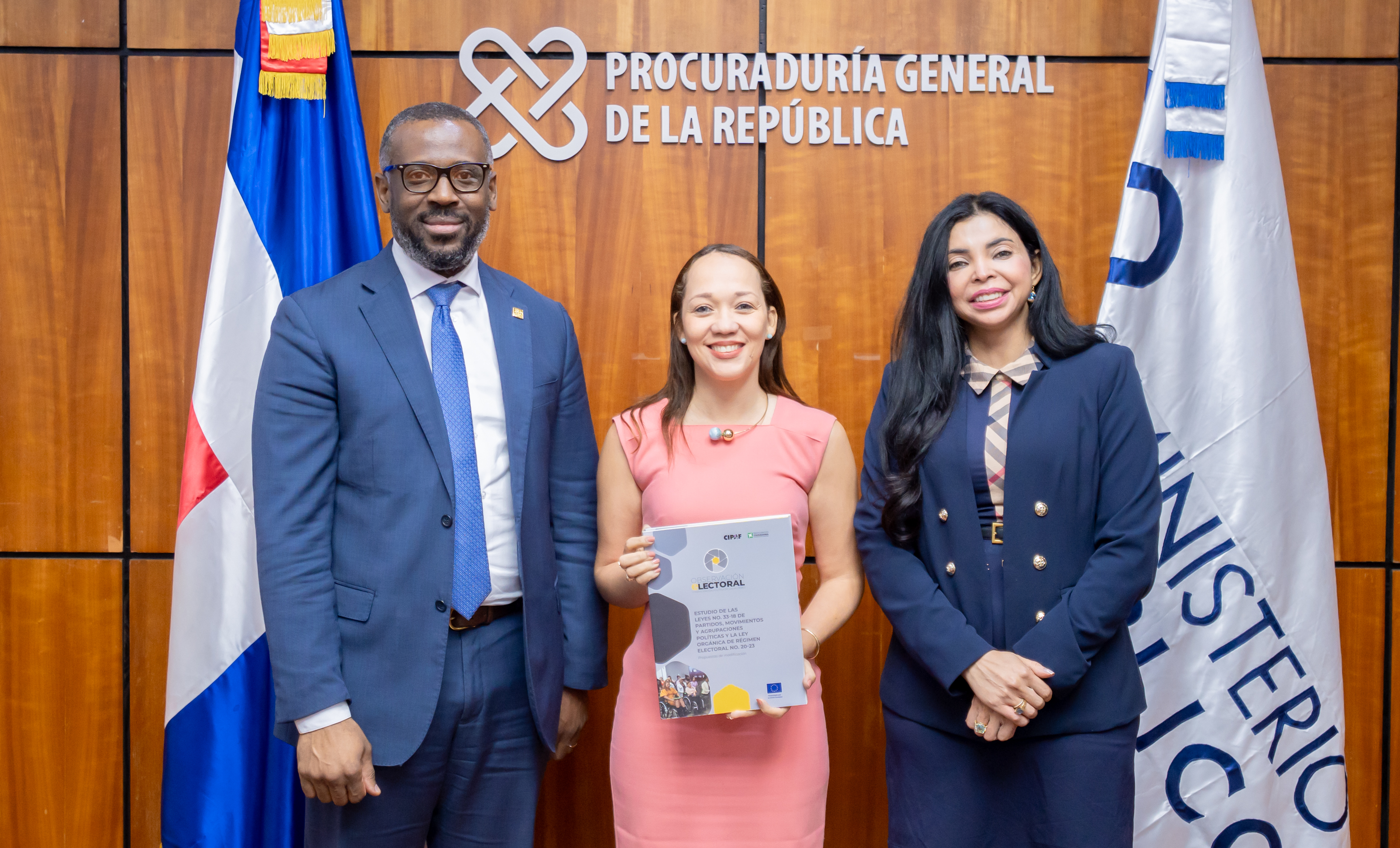 Wilson Camacho, Leidy Blanco García y Yeni Berenice Reynoso, en la sede de la Procuraduría General