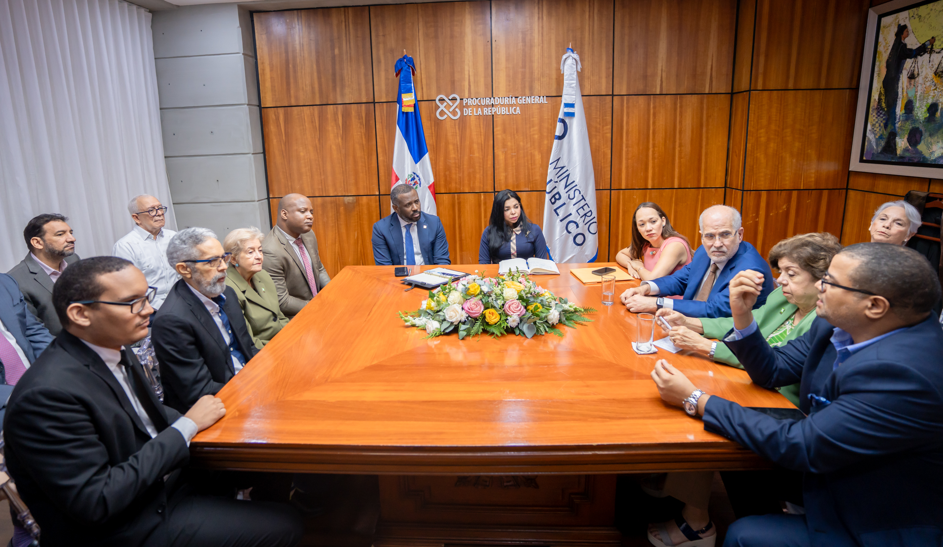 La comisión de Participacion Ciudadana en la reunión con la procuradora Yeni Berenice Reynoso y WIlson Camacho, director de Persecución