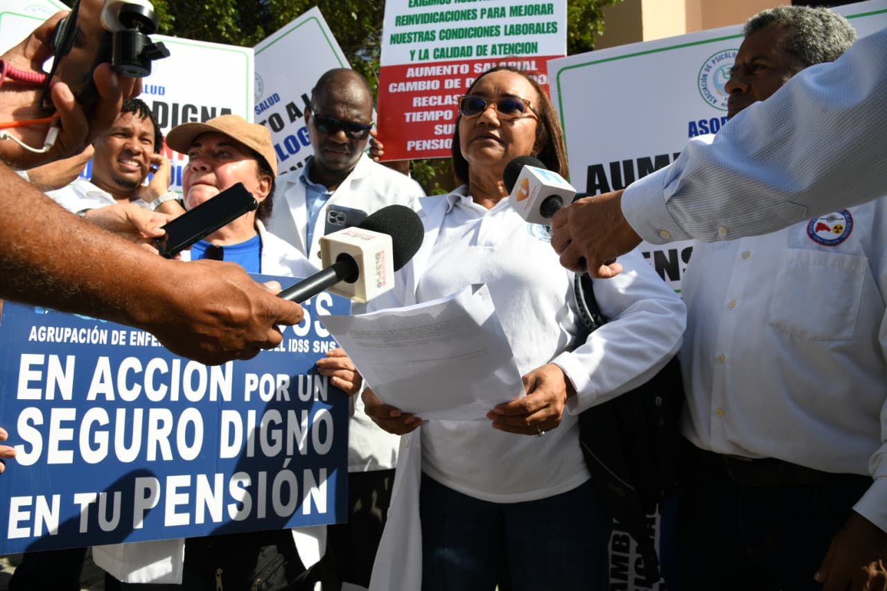 Psicólogos protestan frente al Palacio Nacional