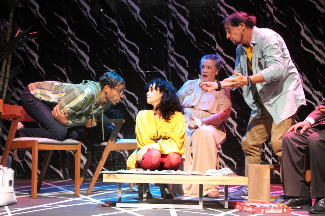 Esta nueva versión es dirigida por Indiana Brito, cuya impronta está matizada por un sello vanguardista y conceptual, aunque en esta ocasión estuvo más circunscrita al guión original. Suponemos que no siempre los directores pueden contrariar la visión de quienes les contratan.