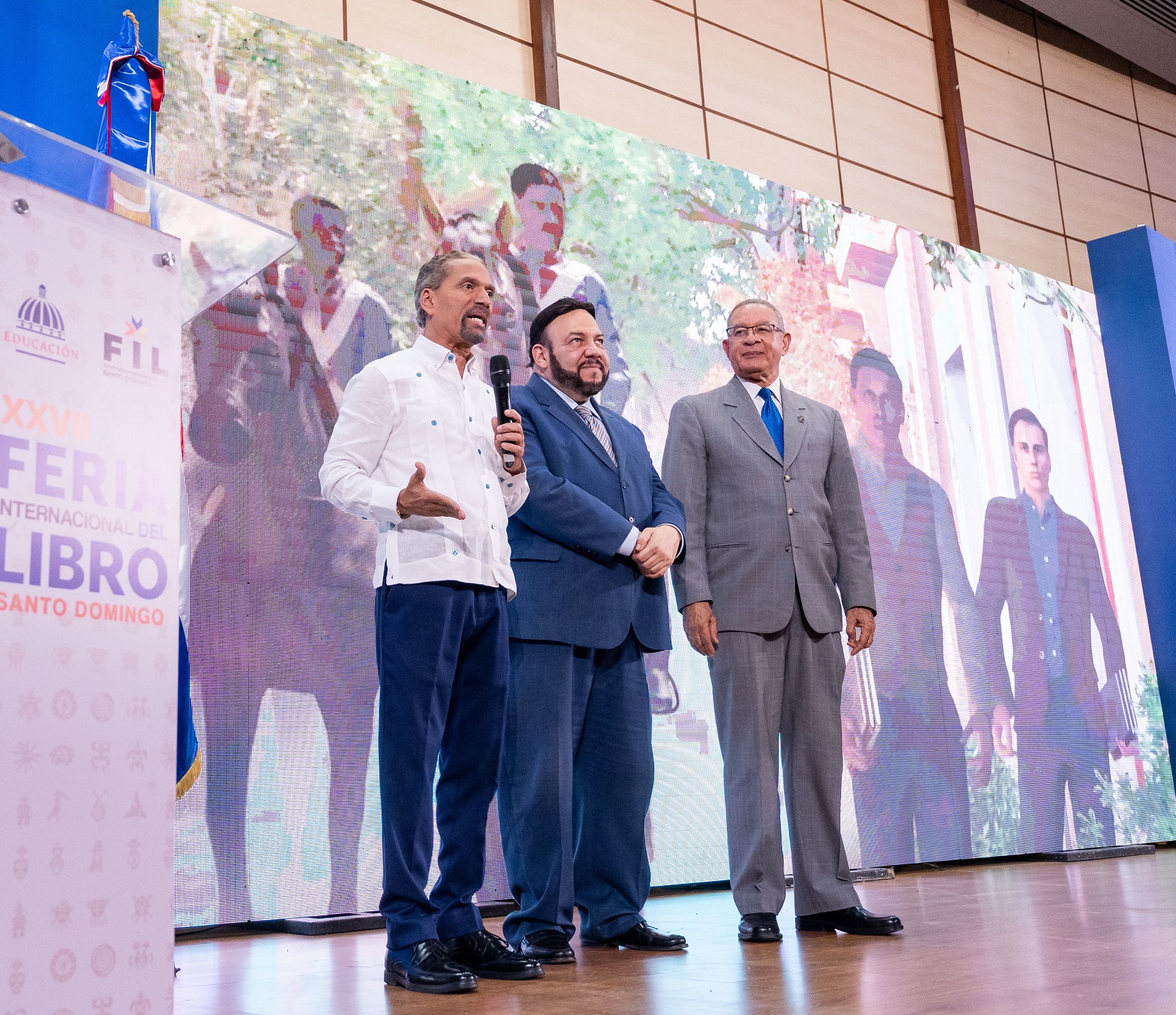 En  el acto estuvieron presentes el presidente de Efemérides Patrias, Juan Pablo Uribe; el presidente de la Academia de la Historia, Miguel Reyes Sánchez, y el presidente del Instituto Duartiano, Wilson Gómez.