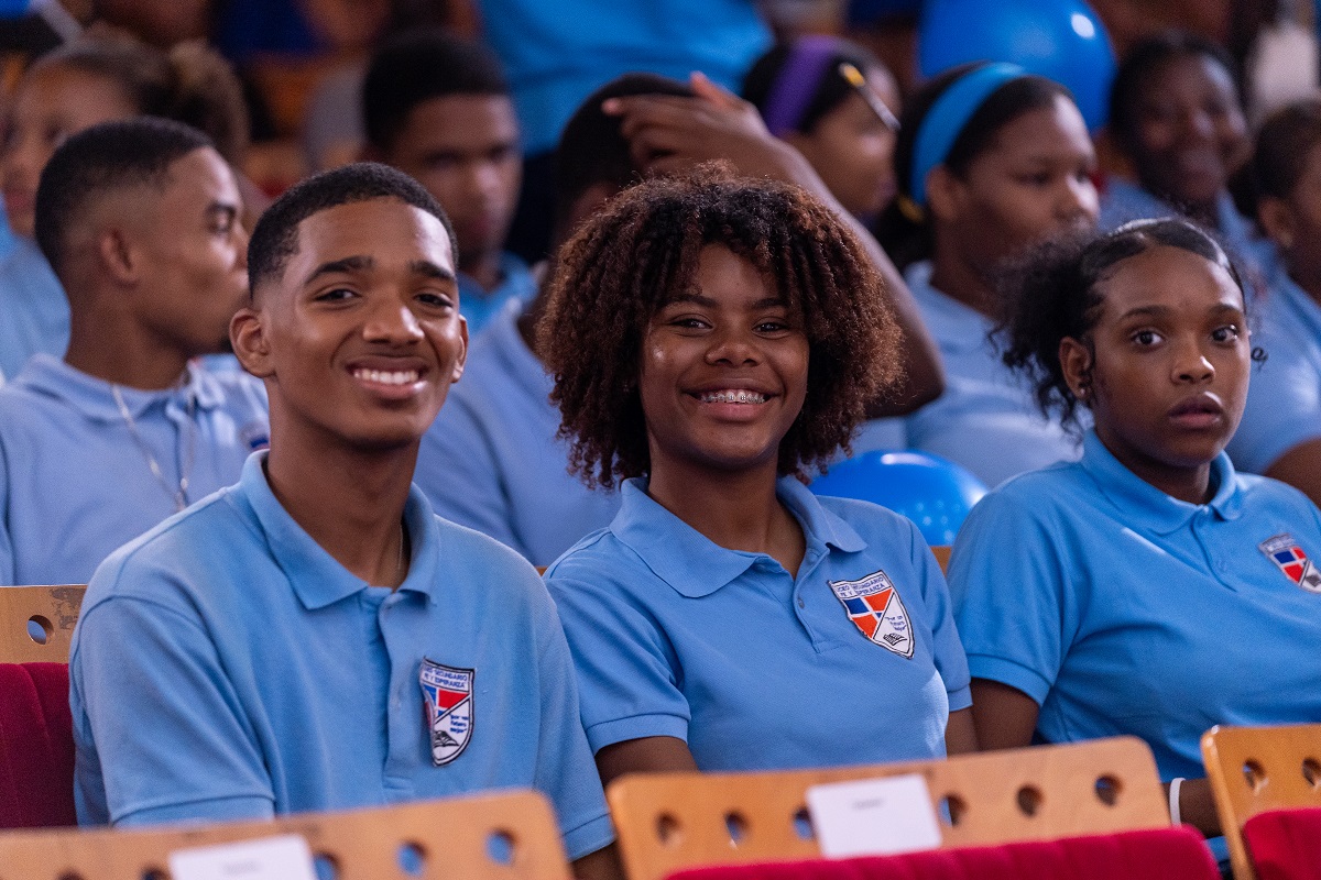 Decenas de estudiantes asistieron al estreno de 