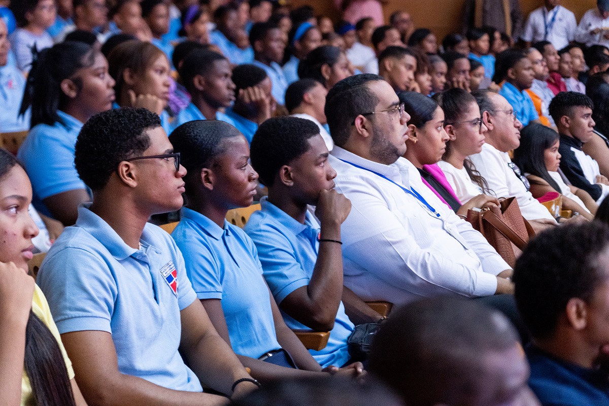 Decenas de estudiantes asistieron al estreno de 