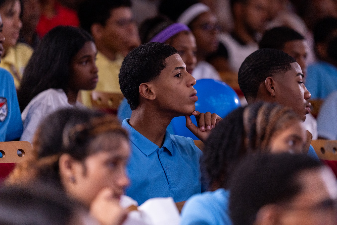 Vista parcial de los estudiantes que formaron parte del estreno de 